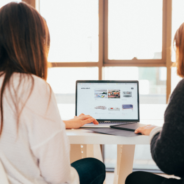 Jak kupować ubrania w sieci? – krótki przewodnik, który warto podesłać Mamie