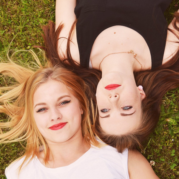 Naszedł czas na nadrobienie modowych zaległości. Śledź trendy z Joyful!