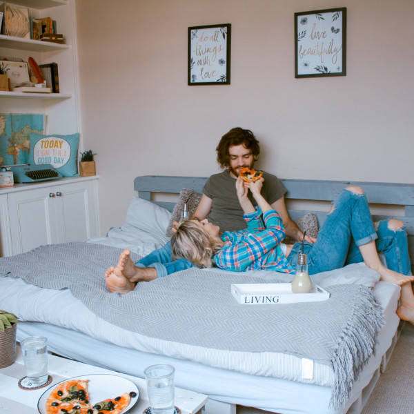 Romantyczna randka? Bądź atrakcyjna! Polecamy stroje na domowe spotkania we dwoje