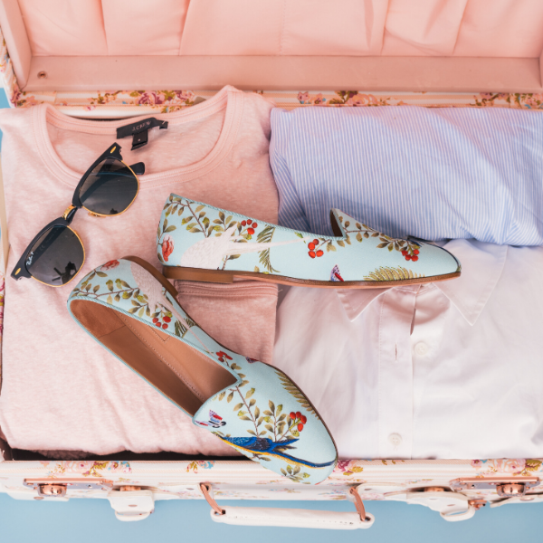 Pastelowe bluzki w stylizacjach na różne okazje