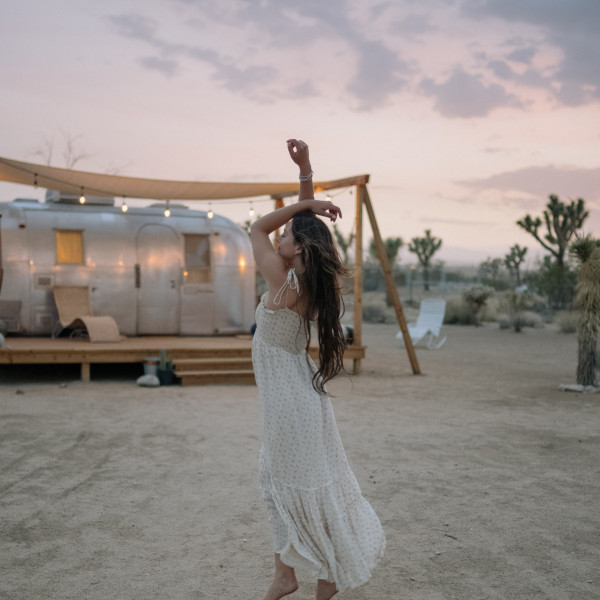 Ażurowe sukienki, bluzki i spódnice – białe ubrania w stylu boho