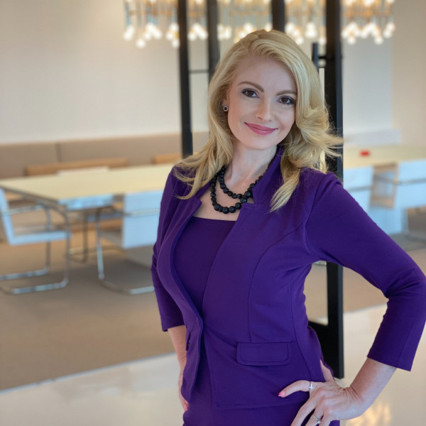 Modne stylizacje biznesowe. Jak łączyć kolory i desenie?