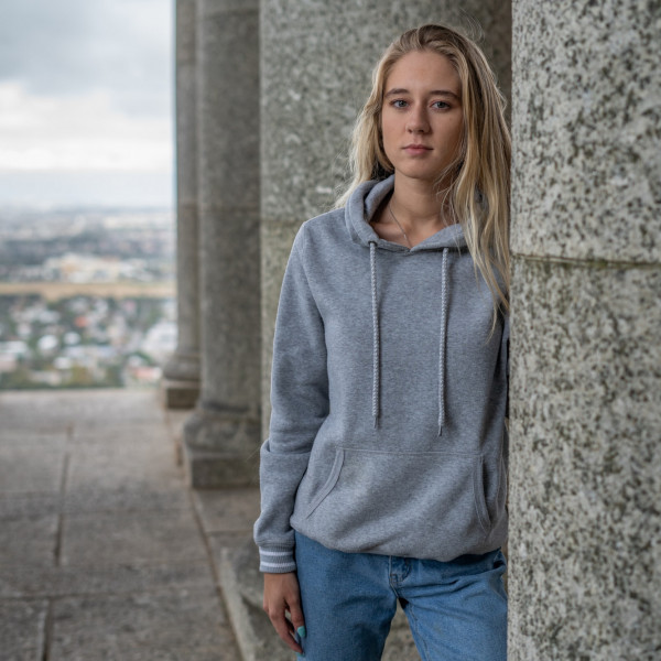 Bluzy w kwiaty i dresy z weluru. Poznaj casualowe hity nadchodzącego sezonu