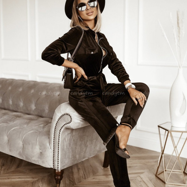 Welurowe dresy – look w stylu celebrytek