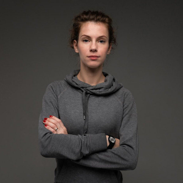 Jak stylizować damskie bluzy z kapturem typu cropped?