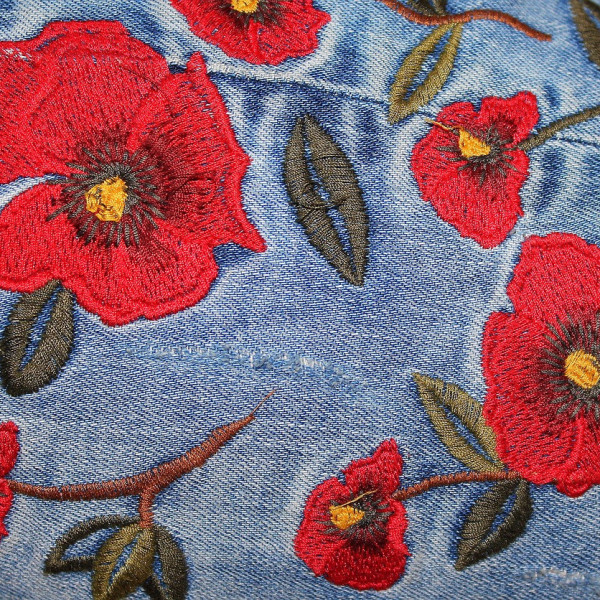 Trampki i jeansy, czyli klasyki, które nigdy nie wychodzą z mody