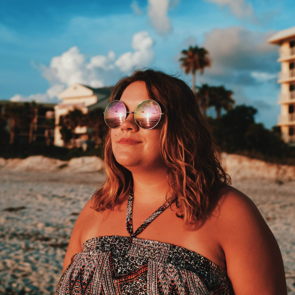 Sandałki, torebki i dodatki w letnim stylu