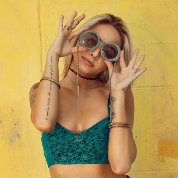 Topowy look lata – denimowe szorty i ażurowy top. Zainspiruj się!