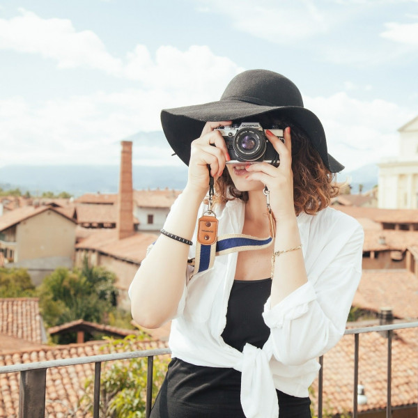 Akcesoria na upały. Nakrycia głowy, biżuteria, perfumy. Zobacz!