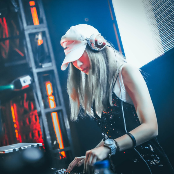 Seksowne bluzki do sylwestrowych zestawień