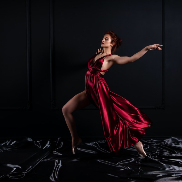 Kolor roku 2023. Jak nosić Viva Magenta?