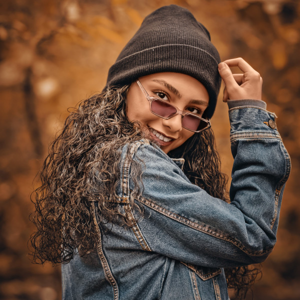 Jak łączyć letnie ubrania z jesiennymi dodatkami?