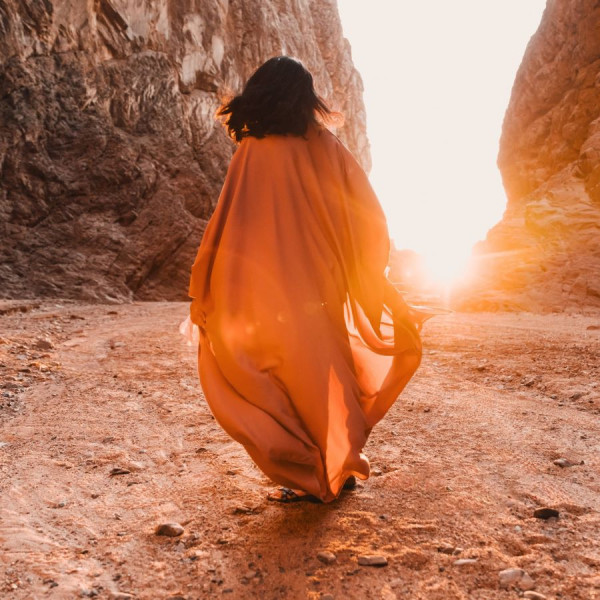 Peach Fuzz - kolor roku 2024 według Instytutu Pantone