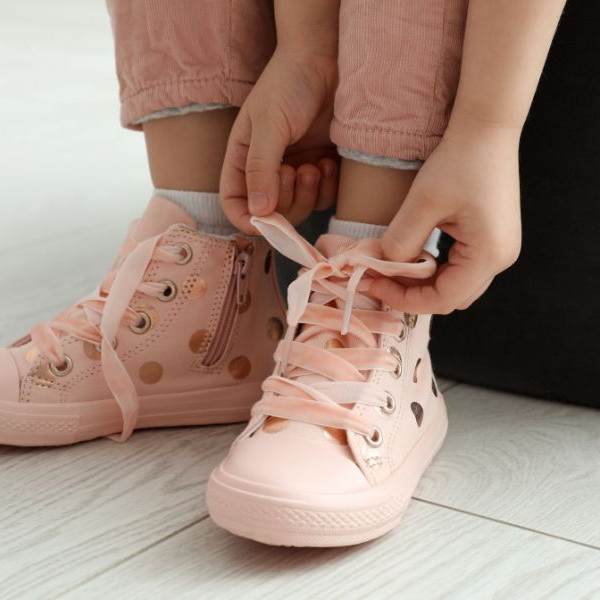 Wybór idealnych sneakersów dla dziewczynki: komfort, styl i funkcjonalność