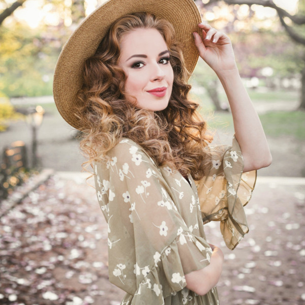 Stylowo na wiosnę: piękne sukienki w kwiaty z polskich butików