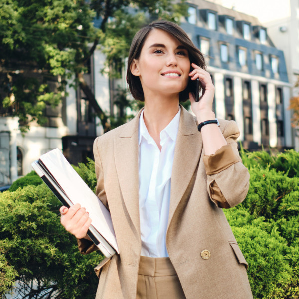 Stylizacje do pracy w jasnych kolorach