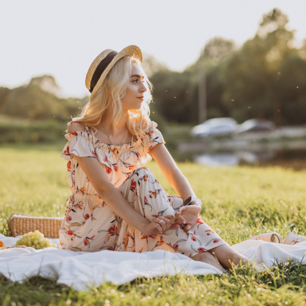 Lekko i romantycznie: śliczne sukienki w kwiaty na lato