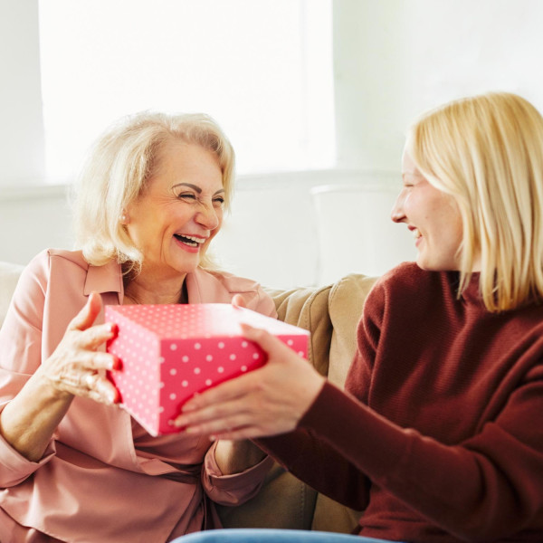 Elegancki szal – piękny prezent na Dzień Babci