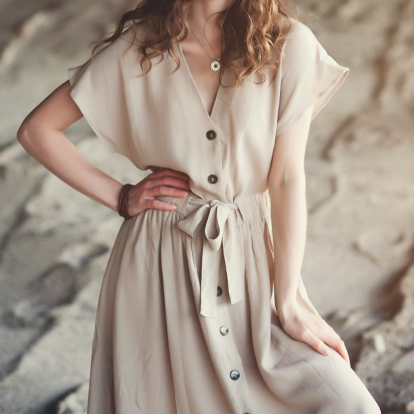 Lato w biurze? Postaw na lekkie sukienki