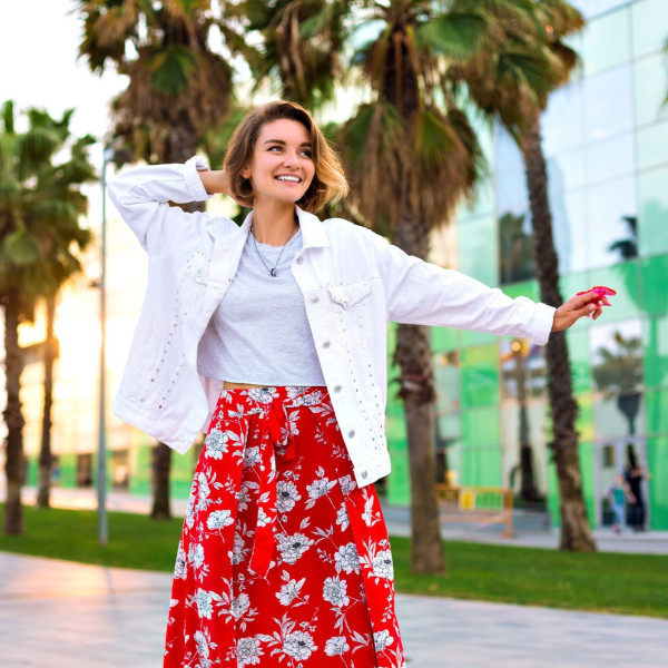 Spódnica maxi w roli głównej. Z czym ją łączyć?