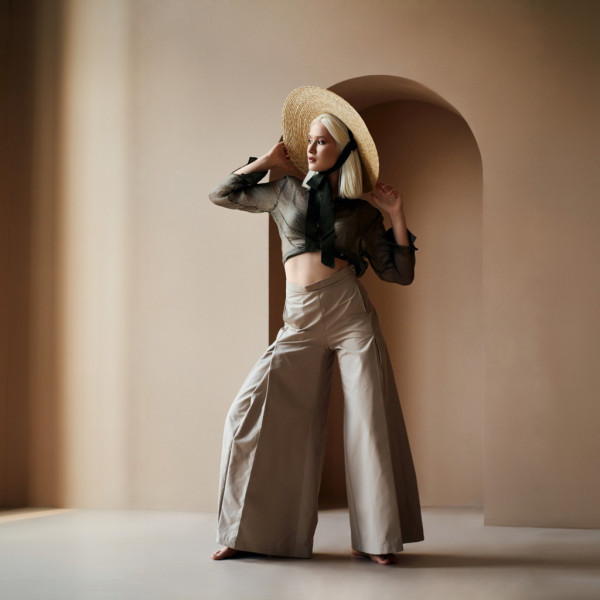 Spodnie z szeroką nogawką – hit sezonu z polskich butików