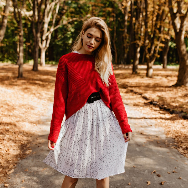 Jak łączyć letnie sukienki z jesiennymi dodatkami?