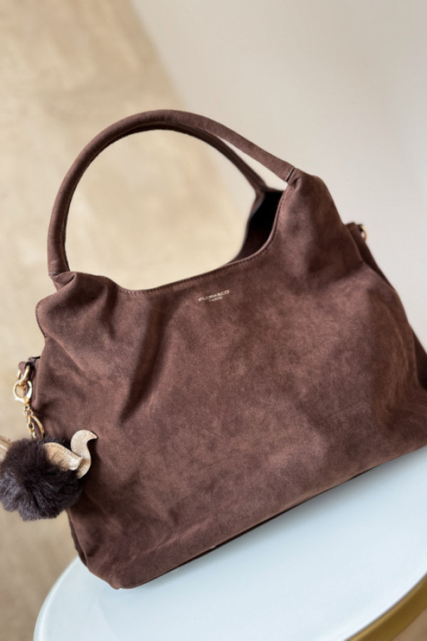 Torebka zamszowa z ozdobnym breloczkiem - czekoladowa