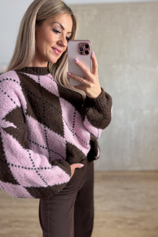 Sweter z wełną w romby - czekolada / róż