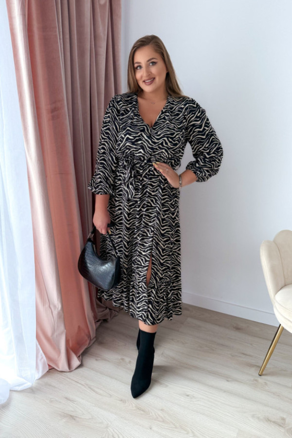 Sukienka midi z delikatną falbanką i rozcięciem na nodze w czarno-białe wzory tiara