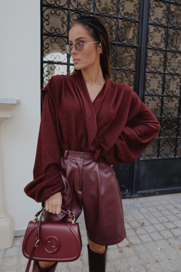 Bordowy sweter tell her z wełną la manuel