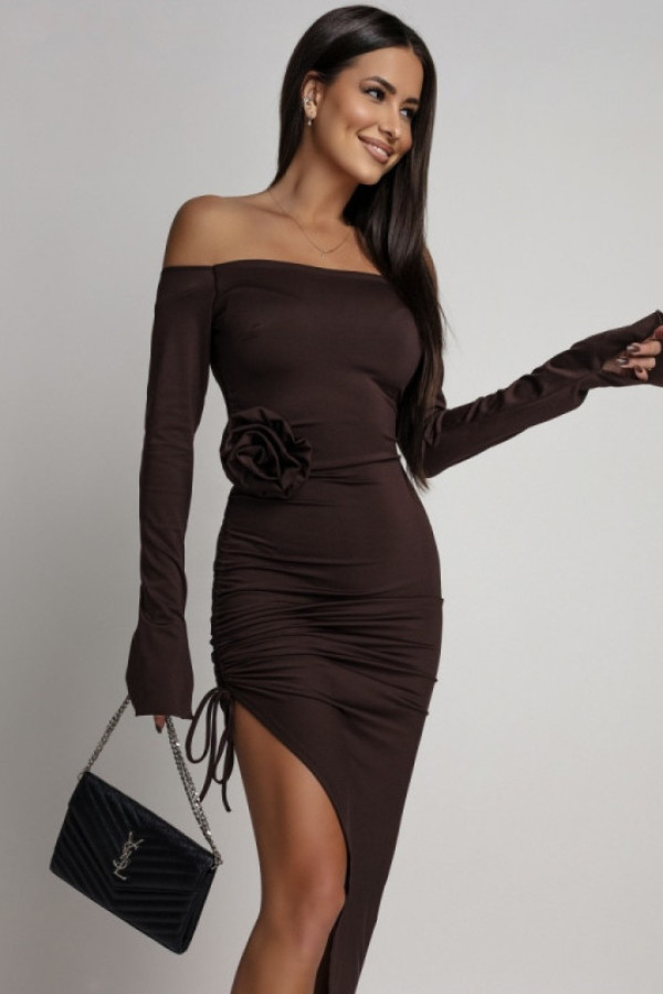 Czekoladowa asymetryczna sukienka z odkrytymi ramionami i odpinanym kwiatem