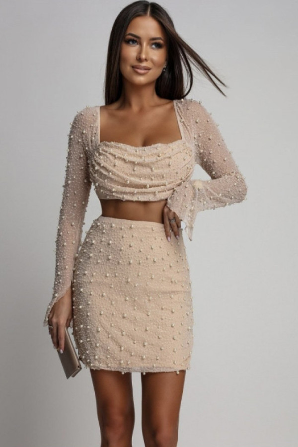 Beżowy komplet z perełkami top z długim rękawem i spódnica mini