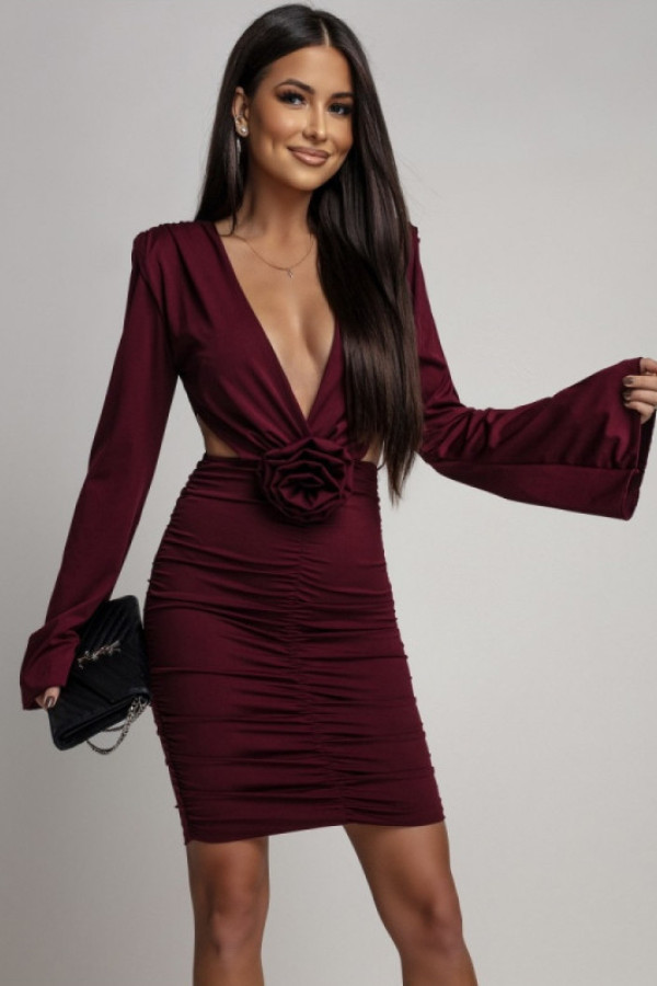 Bordowa sukienka mini z głębokim dekoltem, marszczeniem i kwiatem w talii
