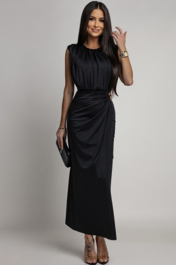 Czarna długa sukienka elegancka z marszczeniem i ozdobną klamrą