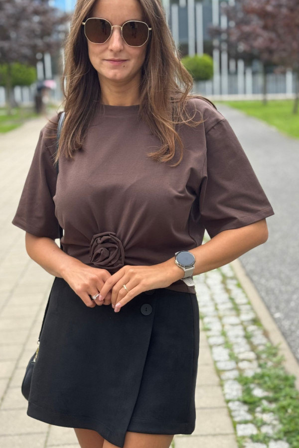 Bawełniany t-shirt z ozdobnym kwiatem| czekolada