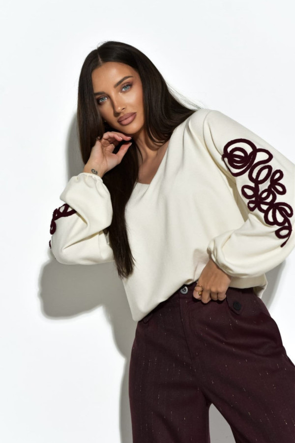 Sweter bella z haftowanymi rękawami