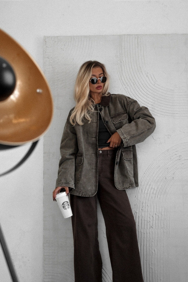 Kurtka urban authority z kontrastowym kołnierzem khaki