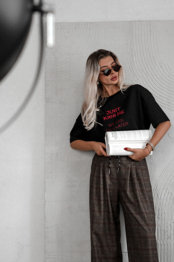 T-shirt just kiss me o luźniejszym kroju czarny