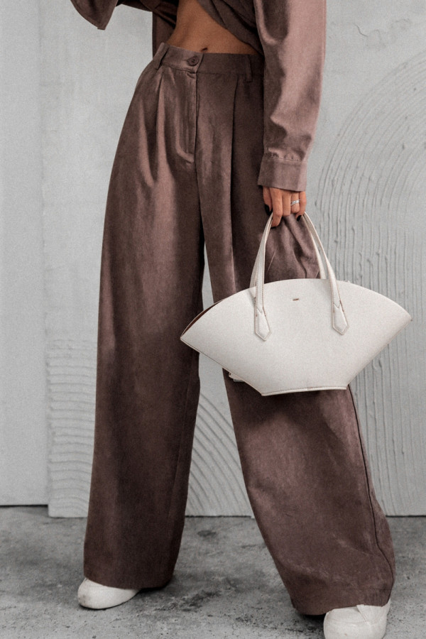 Spodnie city shadows o luźniejszym kroju mokka