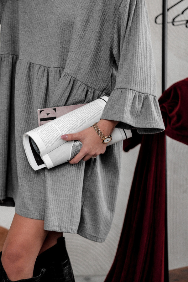 Sukienka run the city z poduszkami na ramionach szara