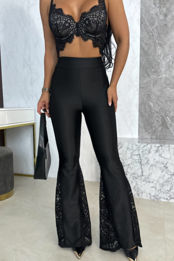 Czarne spodnie dzwony z połyskującym materiałem i koronką diva