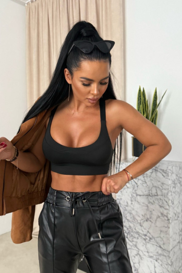 Czarny sportowy top na grubszych regulowanych ramiączkach z wkładkami push-up fleur