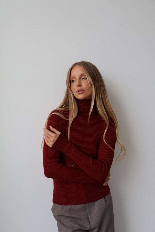 Golf prążkowany z wiskozy i modalu bordo hug