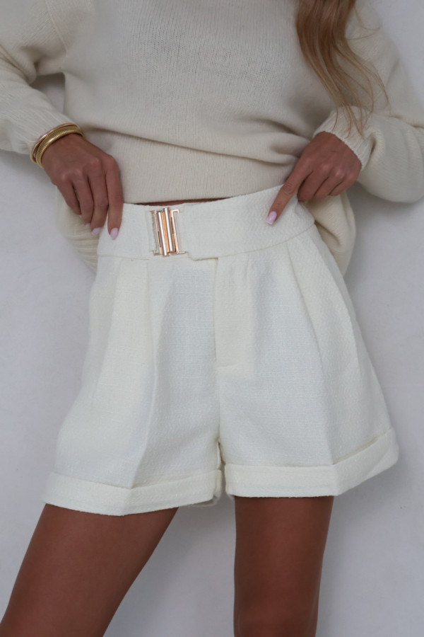 Szorty z wysokim stanem i klamrą białe biarri