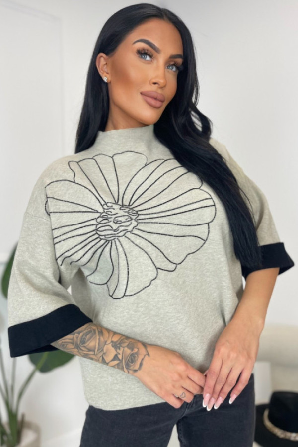 Sweterek z kwiatem szary
