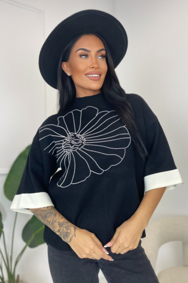 Sweterek z kwiatem czarny