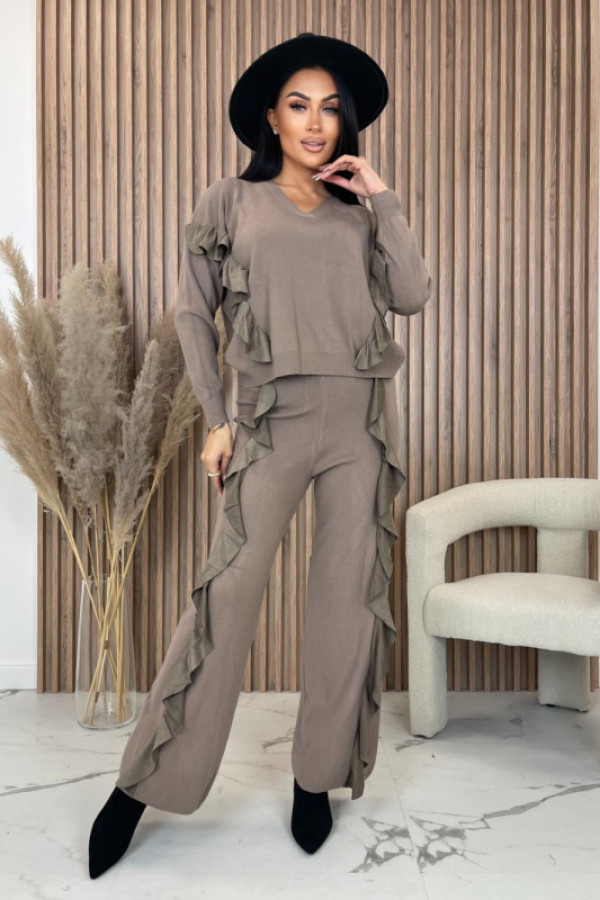 Komplet z bluzką i spodniami ozdobiony falbanką beżowy