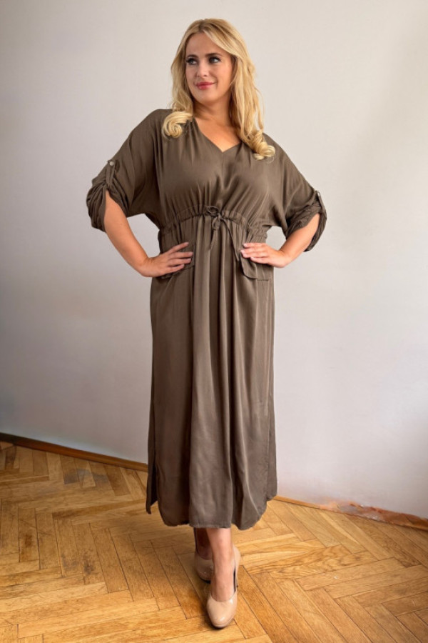 Sukienka z głębokim dekoltem czekoladowa