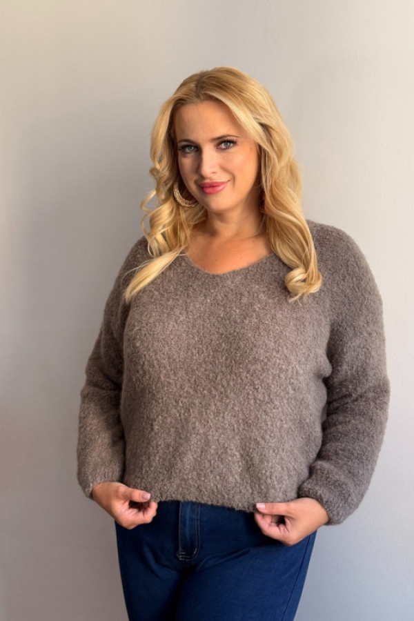 Sweter z dekoltem v cappuccino