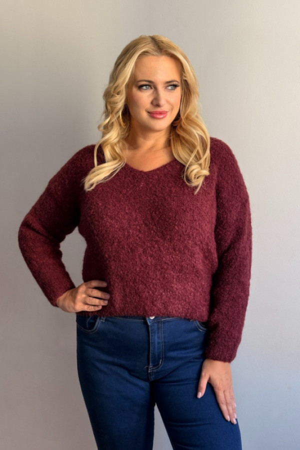 Sweter z dekoltem v fioletowy